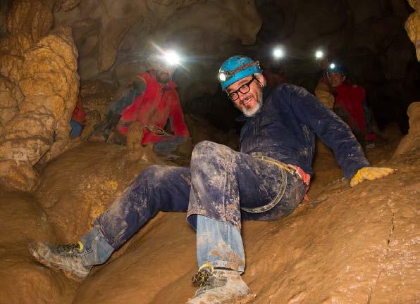 Percorsi Avventura Percorso Avventura nella Grotta di Monte Cucco Itinerari speleologici al di fuori del percorso turistico adatti anche ai principianti.