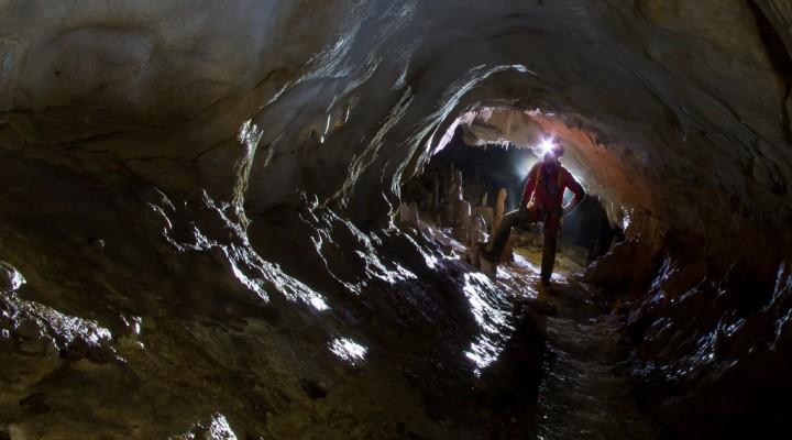 percorso attrezzato utilizzando tecniche speleologiche.