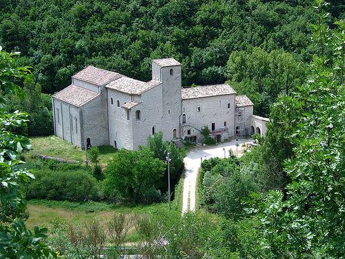 Itinerario che tocca i principali centri spirituali del territorio, luoghi incantati avvolti nel silenzio, dove la millenaria presenza dell uomo si fonde un ambiente naturale spettacolare e