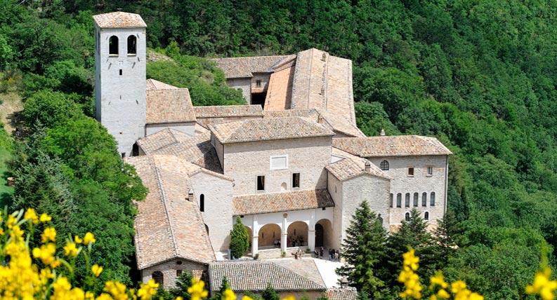 Terra prediletta dagli eremiti da oltre mille anni, quest area presenta una straordinaria concentrazione di importanti luoghi di culto, centri di diffusione del sapere, ma anche punti nevralgici di