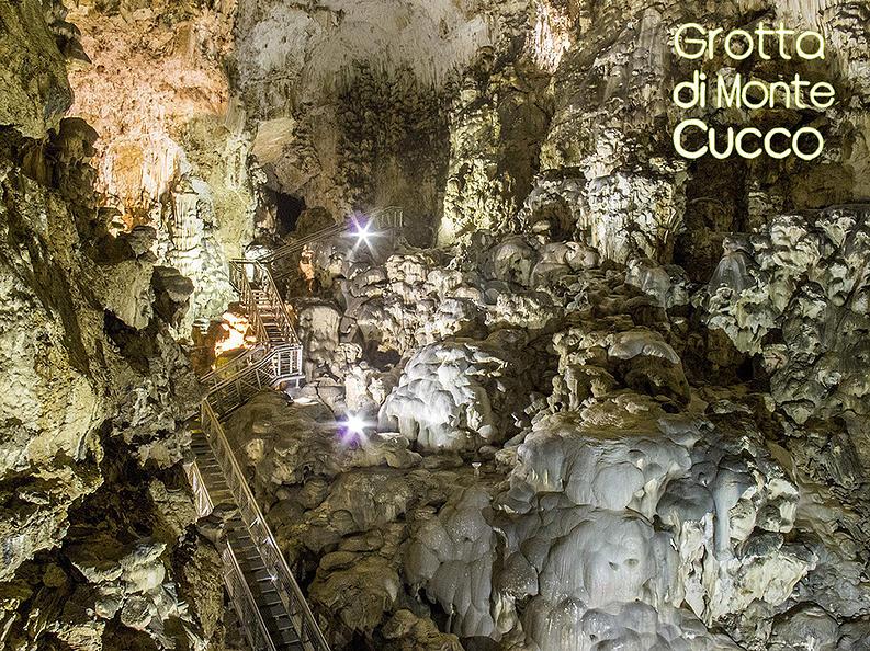 Escursioni in grotta turistica (Grotta di Monte Cucco) Percorso Scoperta: escursione di 2-3 ore che prevede la visita ad una delle meraviglie del Parco del Monte Cucco, un sistema ipogeo imponente