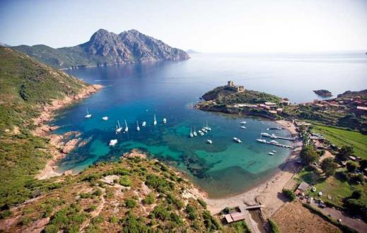 Pranzo a bordo e pomeriggio dedicato alle attività balneari o visita a terra. Giorno 3 Sagone/Cargèse Golfo di Porto - Girolata Dopo colazione navigherete lungo la costa selvaggia.