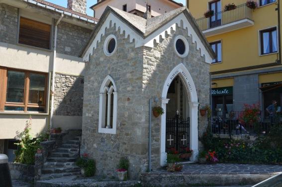 4.2.3 Chiesa ai Caduti a Pietracamela (La Villa) All ingresso del centro di La Villa si trova la Chiesetta in Onore dei Caduti di Pietracamela.