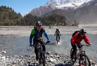 La cittadina è circondata dalle montagne e ci permette di godere di una magnifica veduta dell Himalaya. Proseguiremo il nostro percorso in bicicletta fino al tempio Changu Narayan costruito nel 464 d.