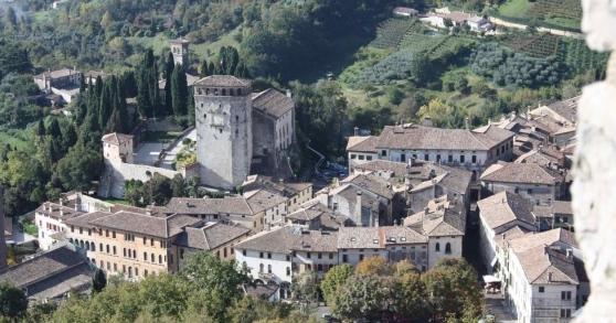 Ore 11.30 Partenza per Asolo Definita da Giosuè Carducci la Città dei cento orizzonti, Asolo è uno dei centri storici più suggestivi d Italia.