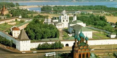 Ingressi: mercato, cattedrale della Trinità del monastero Ipatevsky, museo delle costruzioni in legno Trasferimento a Yaroslavl 21 Yaroslavl Yaroslavl è la più grande ed elegante città dell'anello