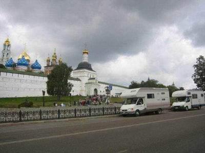 Trasferimento a Serghiev Posad e visita del monastero: in particolare ingresso nella cattedrale della Trinità, in cui vengono venerate le reliquie di San Sergio, sicuramente il luogo più sacro di