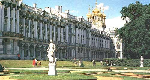 Visita a piedi del cremlino: il mirabile monumento del Millenario della Russia e la cattedrale di Santa Sofia, la più antica chiesa russa, risalente al 1024.