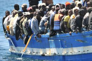 ATTUALIZZAZIONE: La base Loran, Lampedusa, ospita oggi circa 150 ragazzi tra i 14 e i 17 anni, arrivati qui dal mare, a bordo dei barconi che salpano ogni giorno dal loro paese a causa della fame o