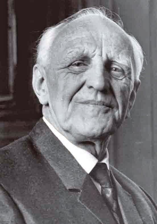 COMPRENDERE LA COMPLESSITÀ DELLA RELAZIONE TRA GENITORI E FIGLI I DONALD WINNICOTT (1896-1971) Alimentare l idea che i genitori non siano in grado di assumersi la responsabilità dell allevamento dei