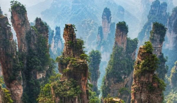 Il parco, situato nella regione meridionale dello Hunan, è, insieme alla riserva naturale di Jiuzhaigou, uno degli scenari naturali più famosi della Cina, nonché patrimonio dell'umanità Unesco.