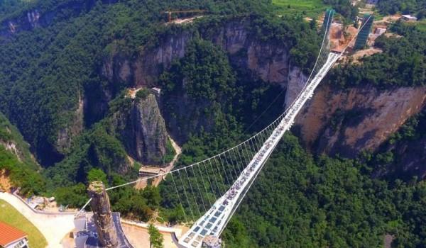 cinesi. Non solo poeti e pittori si sono rifatti ai panorami di Zhangjiajie, ma anche gli studios di Hollywood. Sui picchi di Zhangjiajie sono infatti modellati i monti Hallelujah del film Avatar.