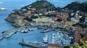 VISITA DELL ISOLA DEL GIGLIO A sole 11 miglia dal promontorio dell Argentario, questa perla è al centro del Mar Tirreno in posizione particolare.