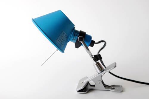 TOLOMEO MICRO PINZA Lampada in alluminio con riflettore orientabile. Colore blu. Lamp.: 1x40W max E14 COSTO LISTINO. 105,00 SCONTATO. 52,00 LAMPADA NOTTURNA COSTO LISTINO.