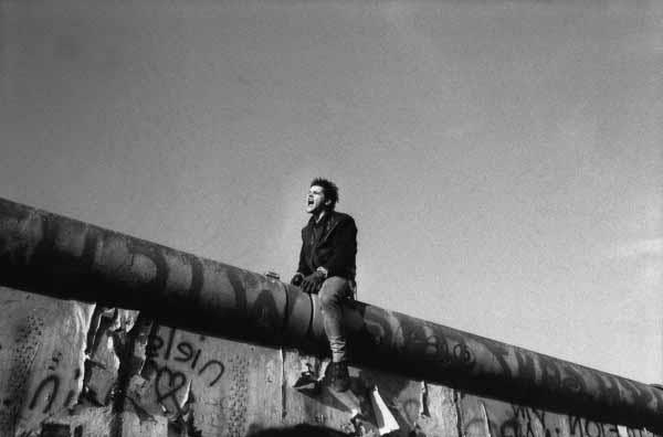 Il crollo del sistema degli Stati comunisti 9 novembre 1989: crollo del Muro di Berlino