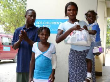 Personale SOS e le loro famiglie Supporto ai famigliari delle mamme e zie SOS tramite la distribuzione di cibo e materiali di prima necessità, come servizi igienici e articoli igienici,medicinali.