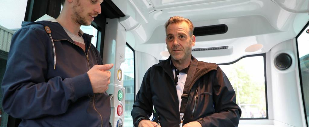 Johann Kogler di EasyMile (a sinistra) insegna ad Abraham Faiglé, l autista di autobus ZVB a bordo, a manovrare il veicolo tramite joystick.