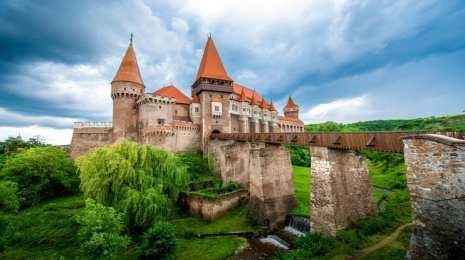 Maramures e della Bucovina, le splendide cattedrali affrescate, la vita rurale dei villaggi, il fascino delle leggende che sopravvivono ai secoli nel castello di Dracula.