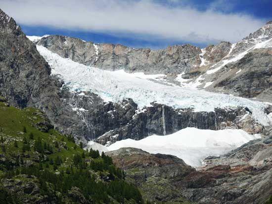 I ghiacciai modellano il territorio Il ghiacciaio trasporta masse di sedimenti che si