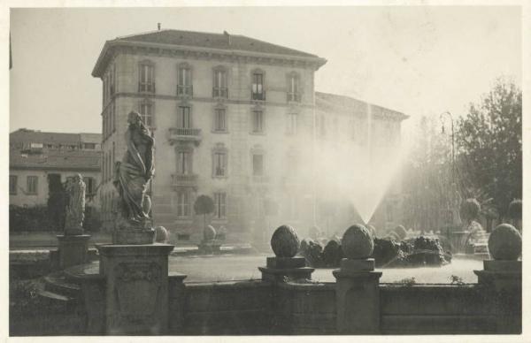 Fontana - Fontana delle Quattro Stagioni - Renzo Gerla - Milano - Piazzale Giulio Cesare Crimella, Mario Link risorsa: http://www.