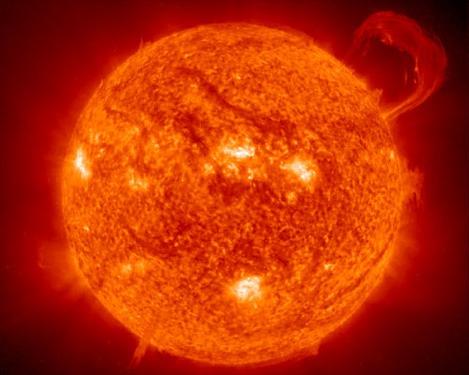 Sistemi Astrofisici: Sole Raggio: R = 6.96 10 5 km = 109 R Massa: M = 1.99 10 30 kg = 3.3 10 5 M Densità media: ρ = 1.4 g cm -3 = 0.26 ρ Distanza Terra-Sole: D = 1.496 10 8 km = 8.