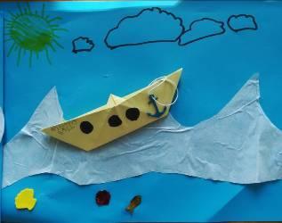 I bambini grandi, con il mio aiuto, hanno realizzato una barca di carta con la tecnica origami.