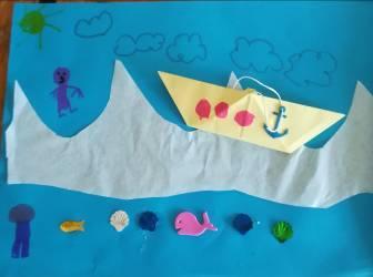 I bambini hanno dipinto il mare sott acqua, nel quale è stata incollata una fotocopia ingrandita del viso di ogni alunno e applicati sopra di esso, occhialoni e cannuccia per ricreare