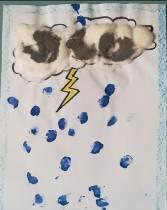pioggia. I bambini medi e piccoli hanno creato le nuvole con il cotone, precedentemente tamponato con la tempera grigia.