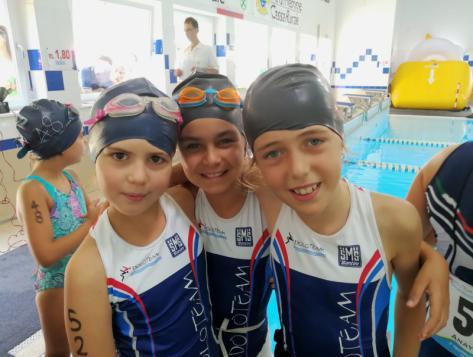 Le nostre cucciole (Aurora, Noemi e Greta) prima del nuoto e Sharon in bici Una rappresentanza dei nostri