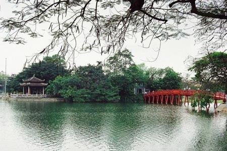 Mai Chau è situato nel cuore del territorio della minoranza etnica Thai ed è il punto di incontro del Fiume Rosso e le montagne del nord offrendo così paesaggi con cime calcaree, fiumi e