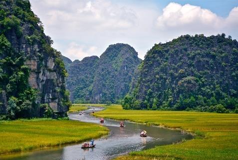 In mattinata lasciamo la nostra giunca e a bordo di tipici sampan (imbarcazioni tipiche in legno) partiamo per la visita delle famose grotte.