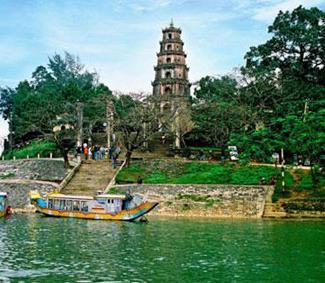 Si prosegue poi con la visita della Pagoda Thien Mu che sorge lungo il Fiume dei Profumi, dove vivono e studiano