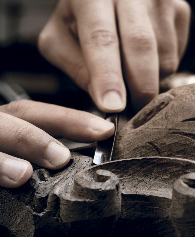 Lavorazione artigianale Craftmanship Le cesellature e le anticature, i decori e le lavorazioni di Borgo Antico sono realizzati nalmente, secondo l esperienza e la tradizione artigiadel mobile