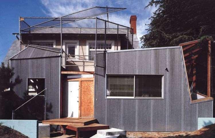 FRANK OWEN GEHRY Casa Gehry, Santa Monica (1978) «Gehry ha usato un collage di comuni pezzi di casa per raccontarci di sé e della natura del costruire.