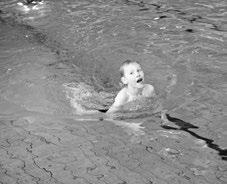 Passaggi di palla in coppia (acqua profonda): un bambino siede a bordo vasca e lancia la palla al compagno in acqua che, sgambettando, si mantiene a galla sul posto e viceversa.