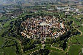 Discesa quindi dal versante est fino al pesino di confine di Botazzo e poi facile camminata sino al paese di San Antonio in Bosco, dove ci attende il pullman per il rientro.