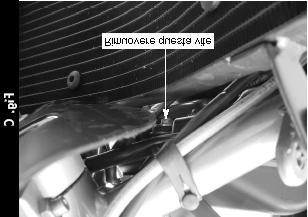 4) Disconnettere i due tubi che vanno all airbox.