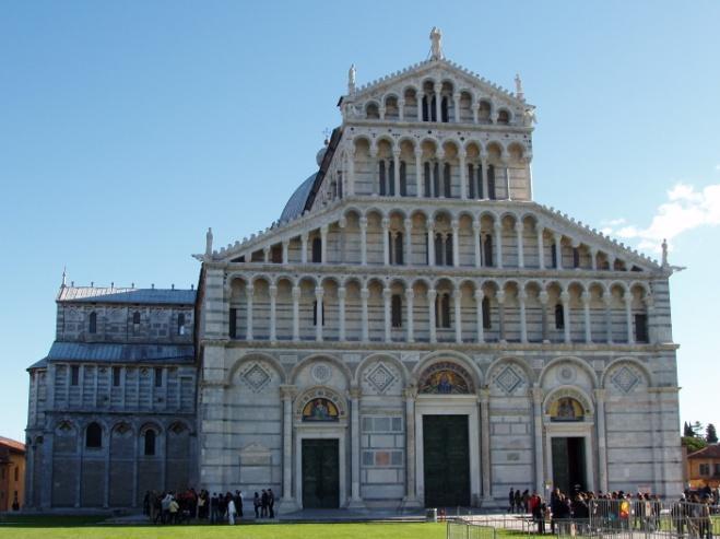 di acquistare i ticket per il Battistero ed il Cimitero Monumentale. Il duomo, come detto, è ad ingresso gratuito mentre evitiamo, perché troppo caro, l accesso alla Torre ( 15).