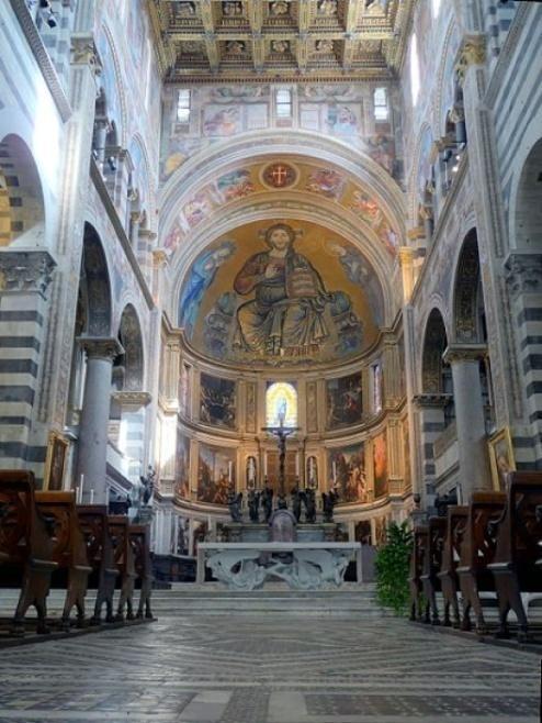 L'interno è rivestito di marmi bianchi e neri, ha un soffitto a cassettoni dorati seicenteschi, in legno dorato e dipinto, dei fiorentini Domenico e Bartolomeo Atticciati; Non si sa se il soffitto