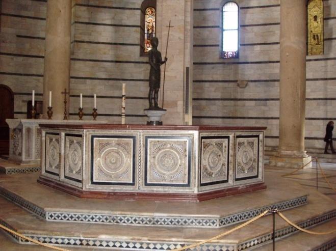 Sostituisce un precedente battistero, più piccolo, che si trovava a sud della Cattedrale. La nuova collocazione e le grandi dimensioni sono ispirate al Battistero di Firenze.