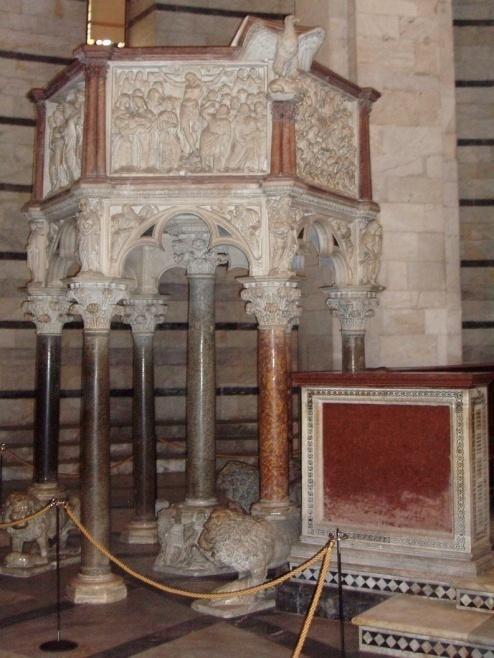 Il pulpito fu scolpito fra il 1255 e il 1260 da Nicola Pisano, padre di Giovanni Pisano con scene della Vita di Cristo, sui cinque pannelli parapetto, mentre in corrispondenza delle colonne sono