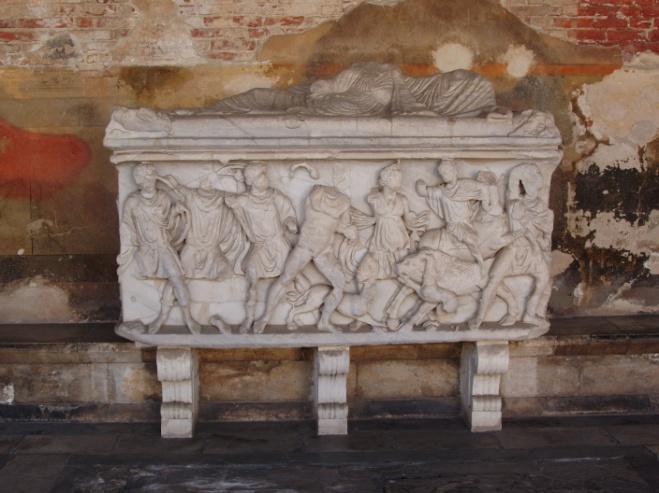 Cimitero Monumentale:corridoio interno All'interno il Camposanto assomiglia a un chiostro, con arcate a sesto acuto particolarmente decorate, completate nel 1464 in stile gotico fiorito.