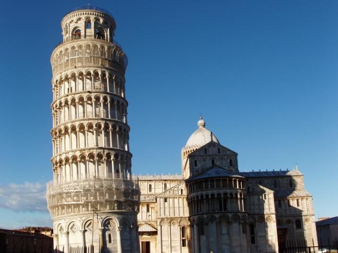 La cedevolezza del terreno, dovuto alla presenza di numerose falde acquifere, è la causa della pendenza della torre e, sebbene in misura minore, di tutti gli edifici nella piazza.