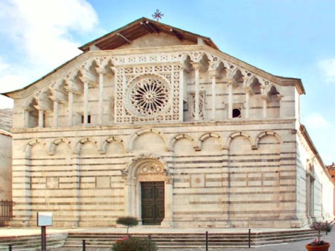 Intitolato a S. Andrea Apostolo, il Duomo di Carrara è caratterizzato da un impianto romanico sul quale si sono aggiunti elementi gotici.