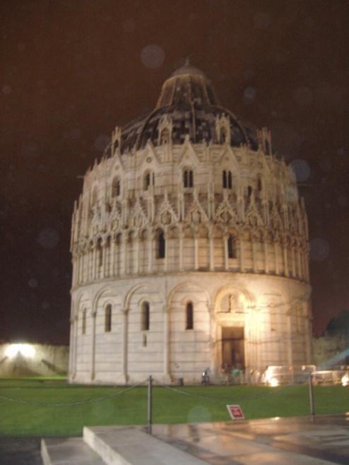 cittadina, detti appunto miracoli per la loro bellezza e originalità: la cattedrale, il battistero, il camposanto, e la torre pendente.