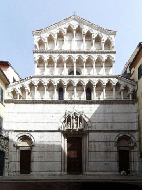 suggestive della città con i suoi caratteristici portici, in cui si aprono prestigiosi ed eleganti negozi. San Michele in Borgo portale del Camposanto.