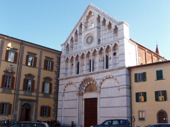 All interno restano importanti affreschi trecenteschi di Taddeo di Bartolo (1397), di Taddeo Gaddi e di Niccolò di Pietro Gerini (1392), oltre al pregevole dossale dell altare maggiore, in marmo