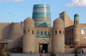 piacevole passeggiata tra gli archi, moschee, minareti, pareti e edifici di questa antica città. Escursione di Khiva: La città è divisa in due parti: la città esterna e la città interna.