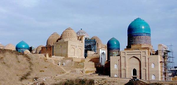 Esplora Siab Bazaar, resti della moschea di Bibi-Khanum.