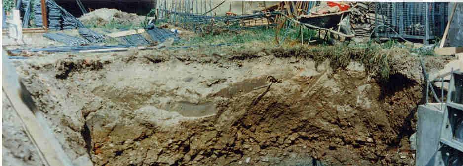 argilloso a garantire maggiore stabilità alla costruzione soprastante. Il fondo di argilla trovato nello scavo.